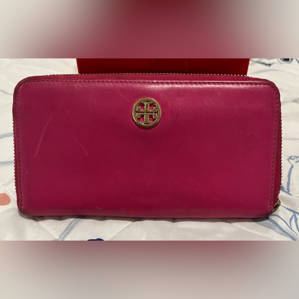 Tory Burch Robinson Continental Zip Wallet - fuchsia